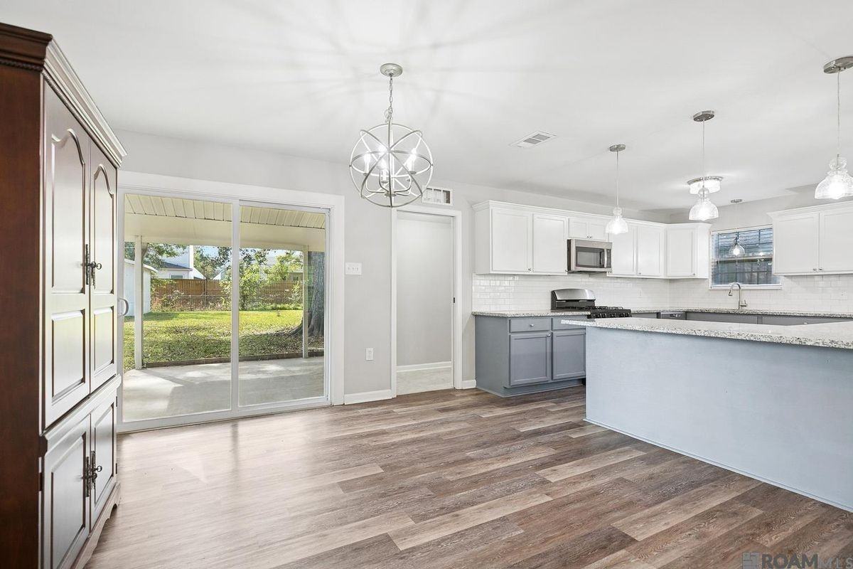 9046 Kingcrest Pkwy - Photo 4 of 15