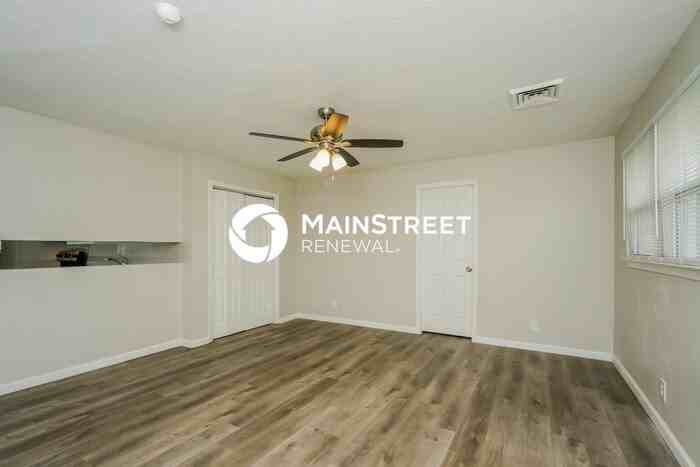 584 Hillview Blvd - Photo 5 of 16