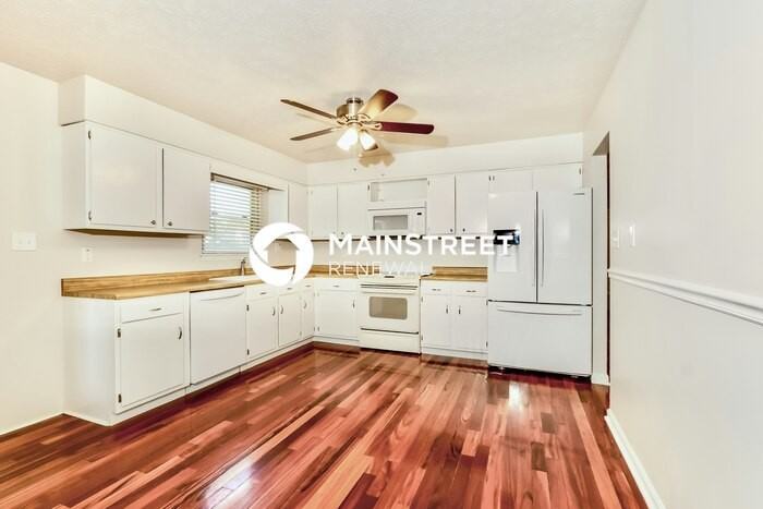 10302 Bayport Rd - Photo 7 of 19
