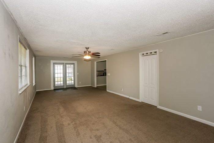 4477 Jenwood St - Photo 4 of 8