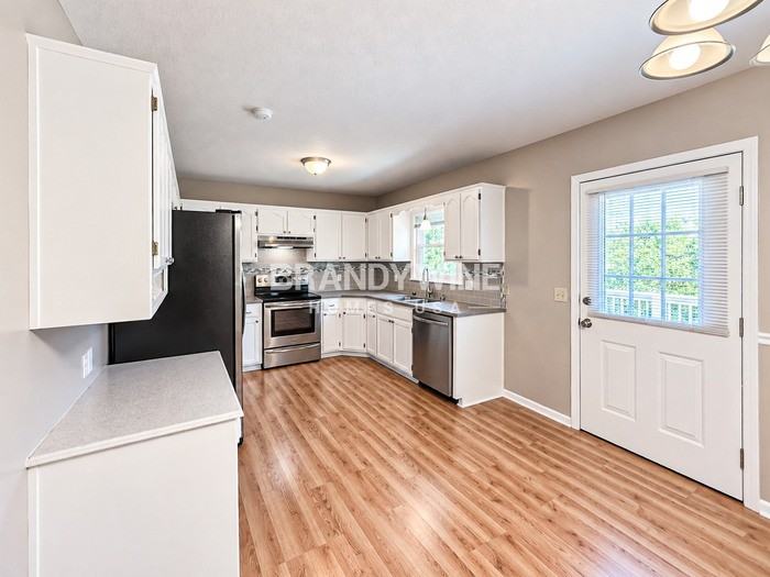 111 Sumac St - Photo 5 of 20