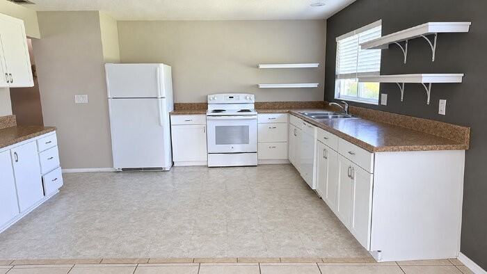 2657 Roxbury Cir - Photo 4 of 11