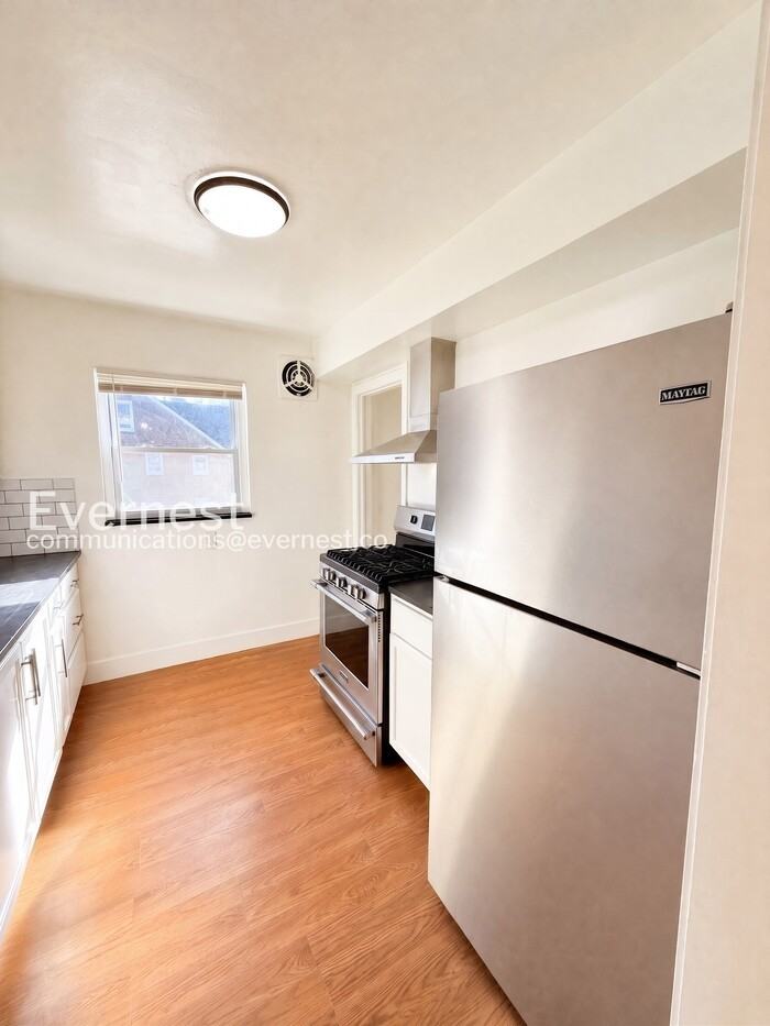 15700 Sorrento St - Photo 5 of 29