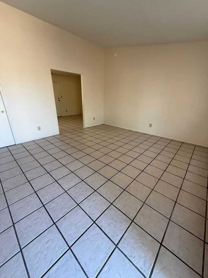 6030 S Fontana Ave - Photo 4 of 19