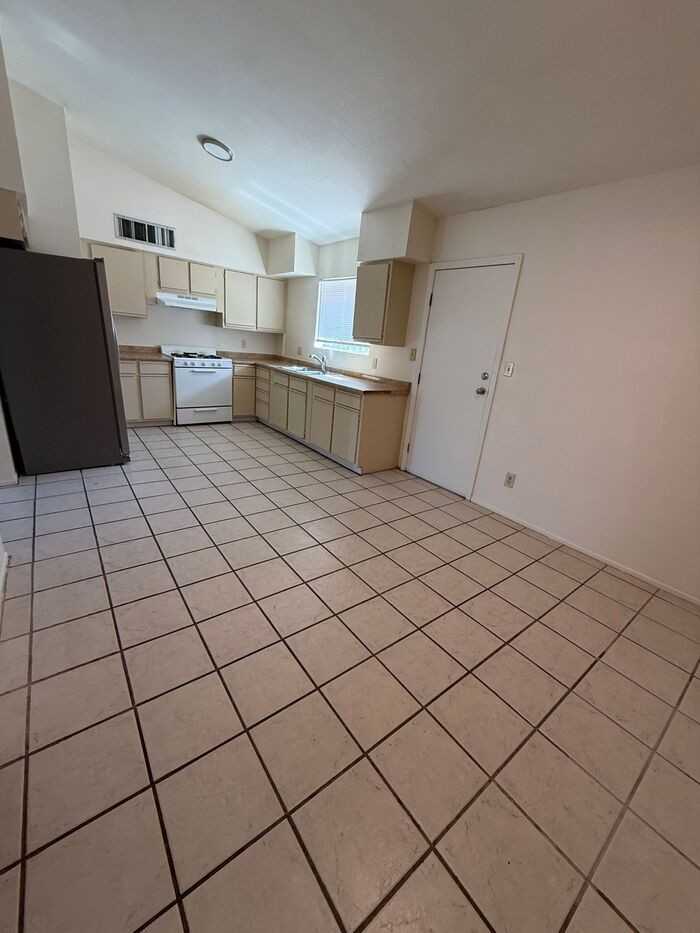 6030 S Fontana Ave - Photo 6 of 19