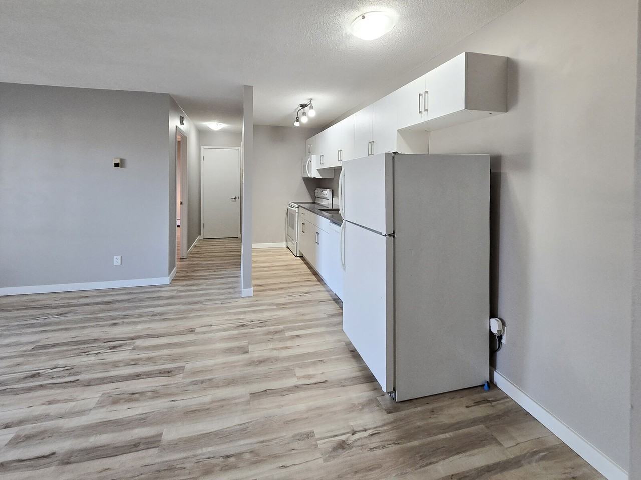 2516 17 St Sw - Photo 4 of 24