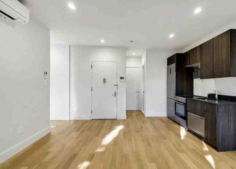 E 6th St #2B - Photo 4 of 9