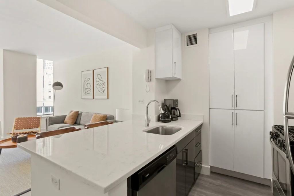 Hanover Sq #4R - Photo 3 of 11