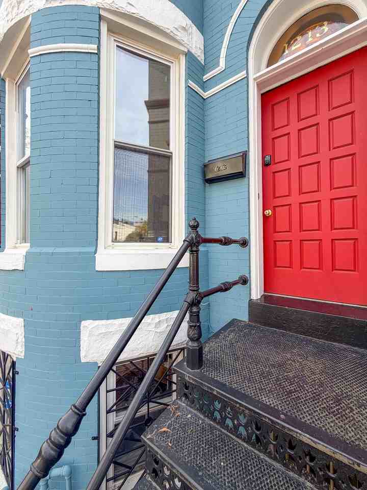 1213 Linden Pl Ne #1 - Photo 2 of 50
