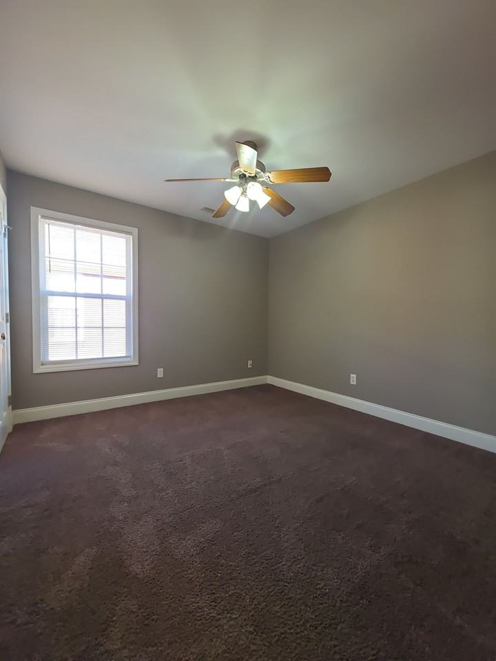 136 Riverside Dr #B - Photo 5 of 10