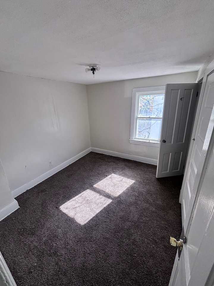925 Pennsylvania Ave Apt 2nd #2R - Photo 3 of 8