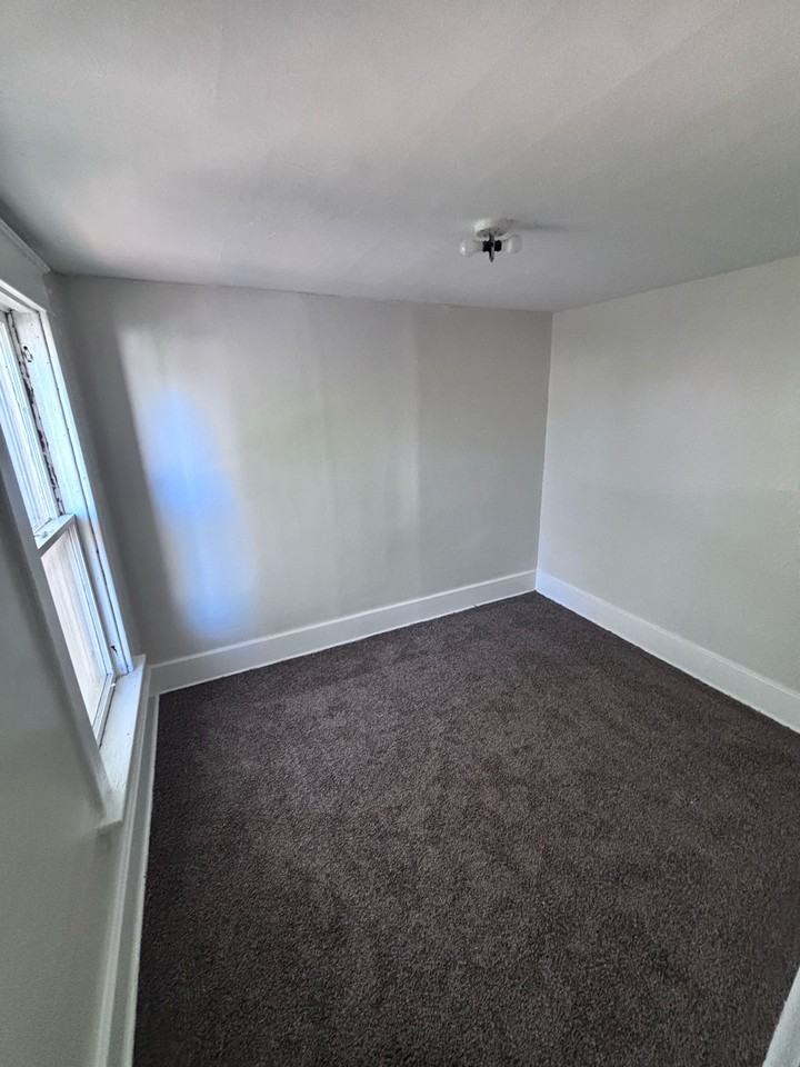 925 Pennsylvania Ave Apt 2nd #2R - Photo 7 of 8