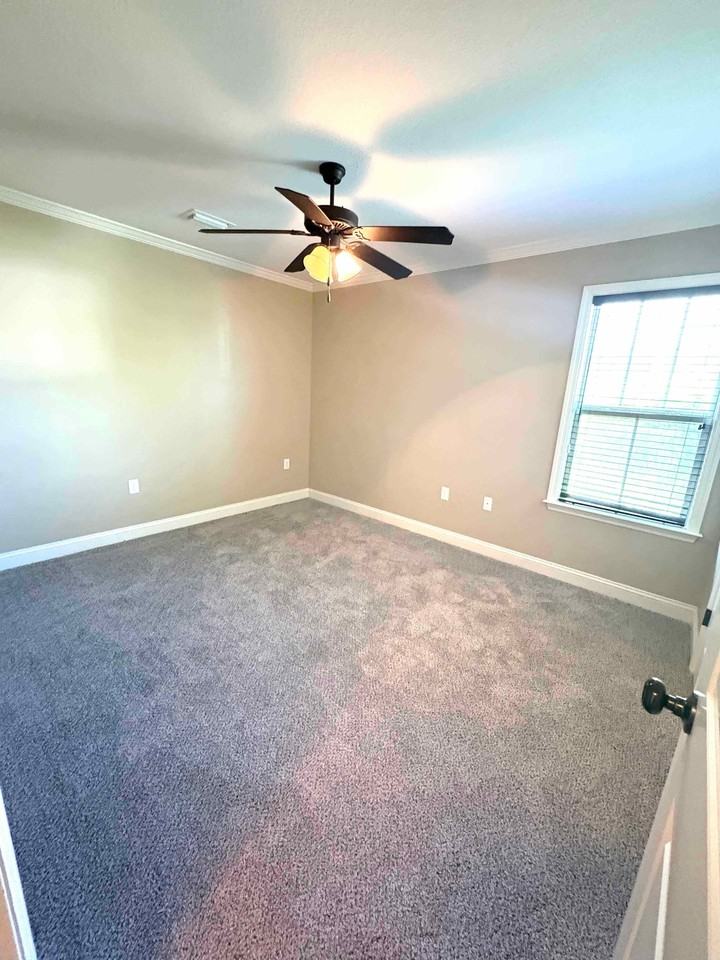 3918 Glen Laurel Dr S #1 - Photo 5 of 11