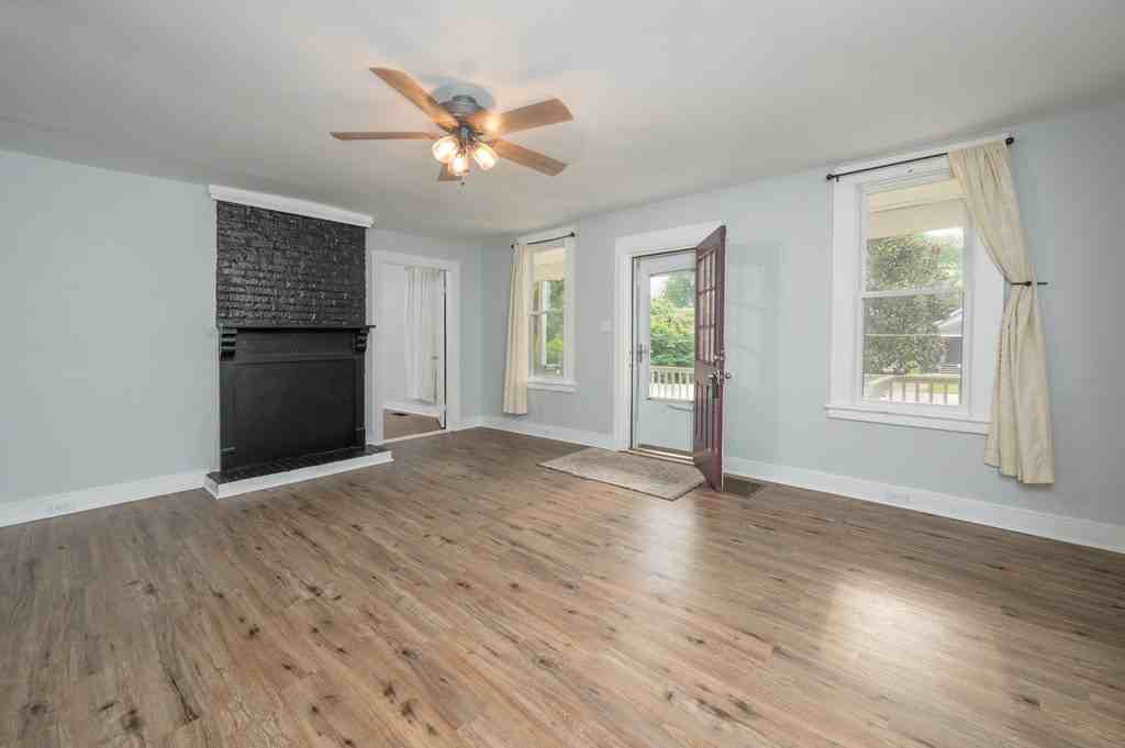 923 7th Ave #1 - Photo 4 of 18