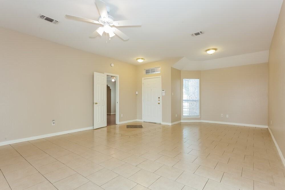 1115 Edenbrook Dr - Photo 3 of 15