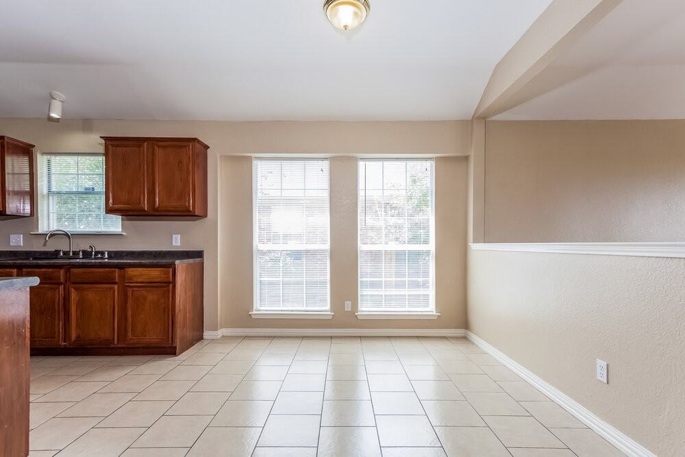 1115 Edenbrook Dr - Photo 4 of 15
