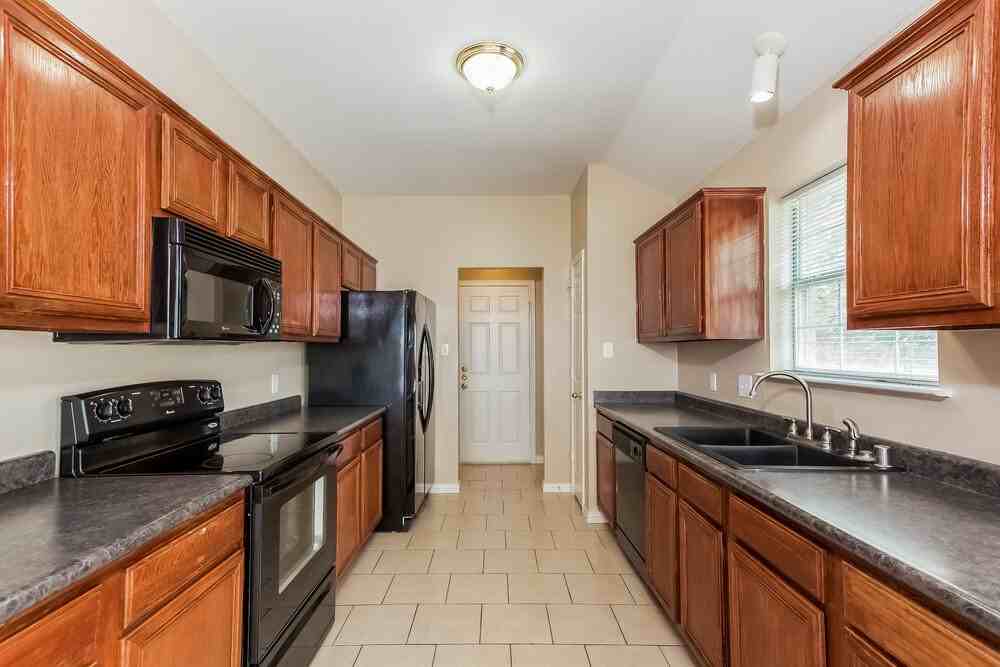 1115 Edenbrook Dr - Photo 5 of 15