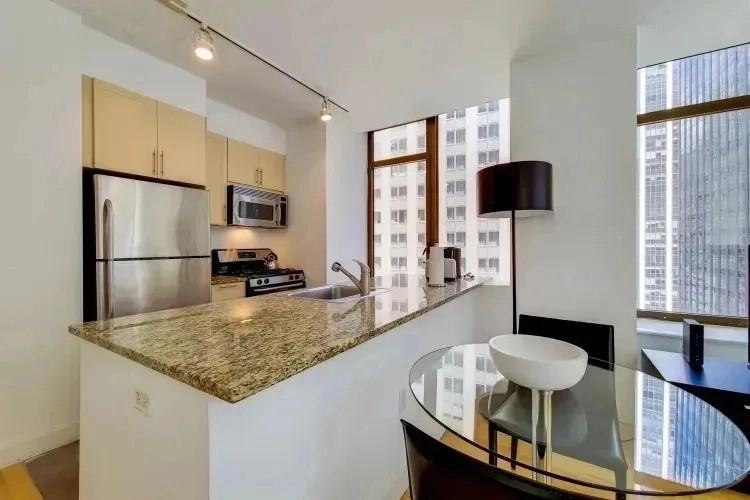 10 Hanover Square - Photo 2 of 11
