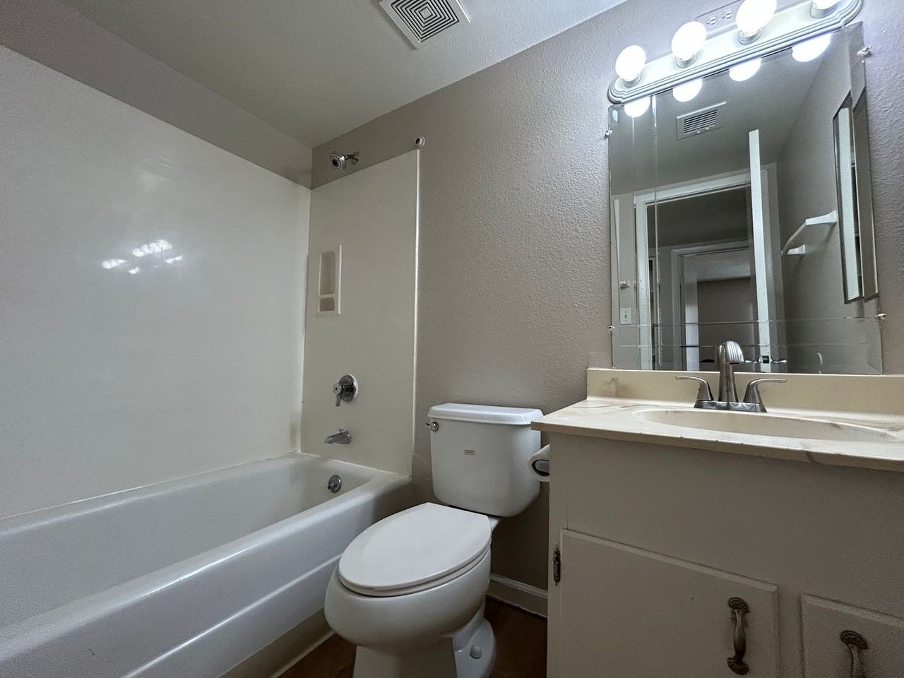 4204 S 47th St - Photo 4 of 14