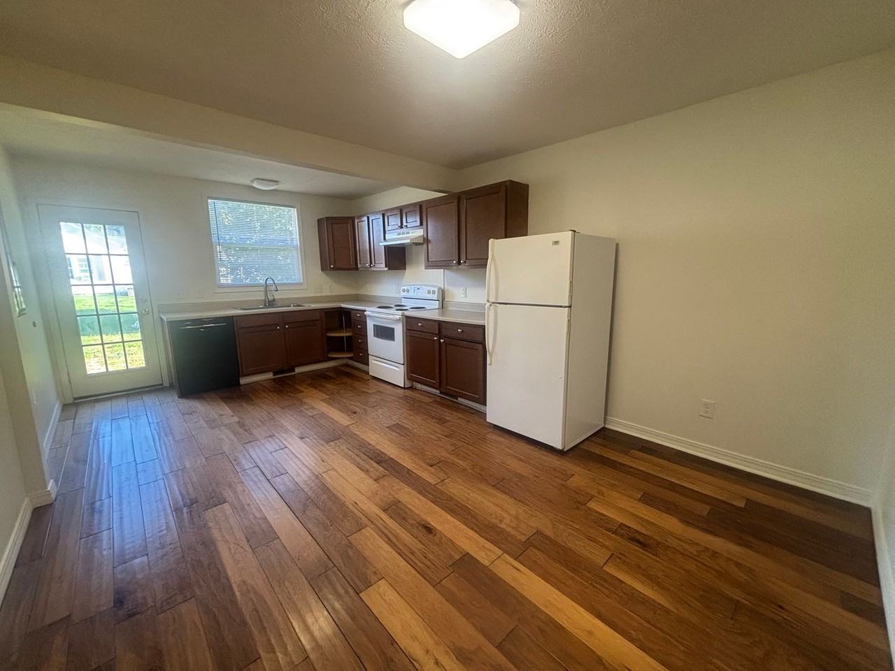 705 Stone St - Photo 3 of 12