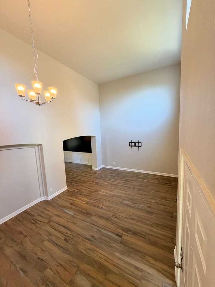1411 Banner Cir - Photo 3 of 42