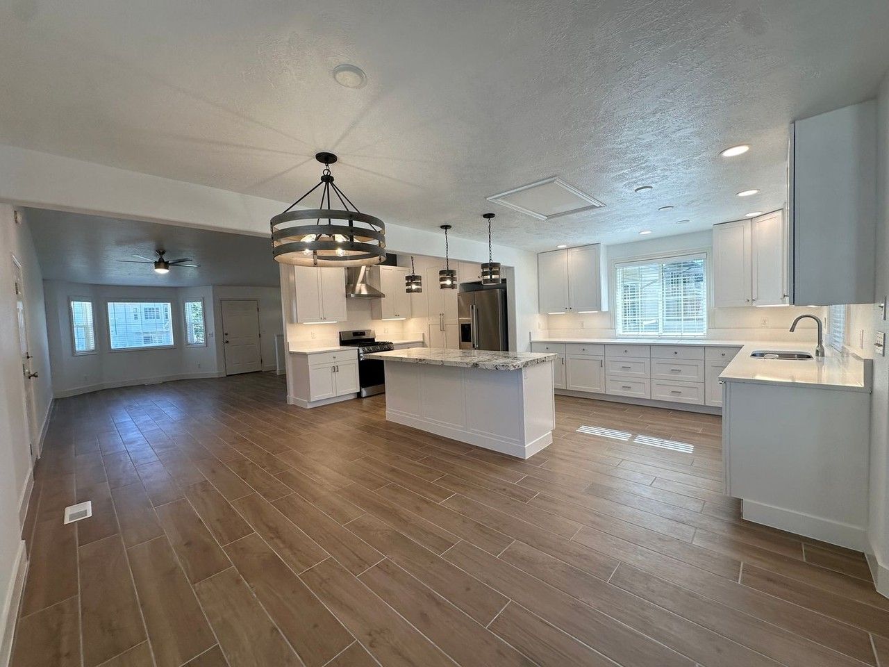 293 Susan Dr - Photo 2 of 28