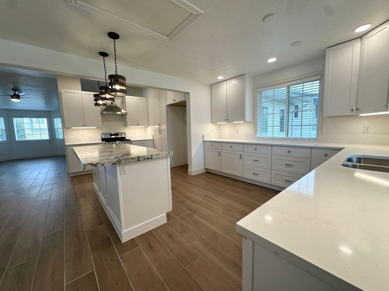 293 Susan Dr - Photo 3 of 28