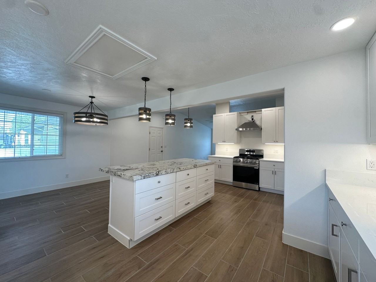 293 Susan Dr - Photo 4 of 28