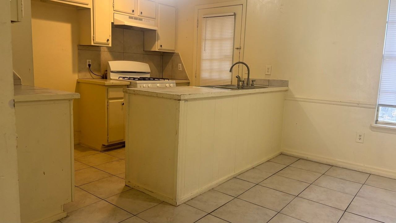 1766 Brookhollow Cir - Photo 3 of 8