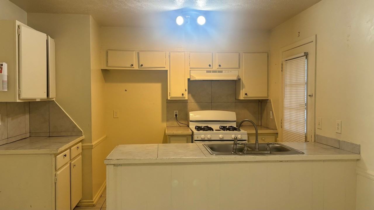 1766 Brookhollow Cir - Photo 4 of 8