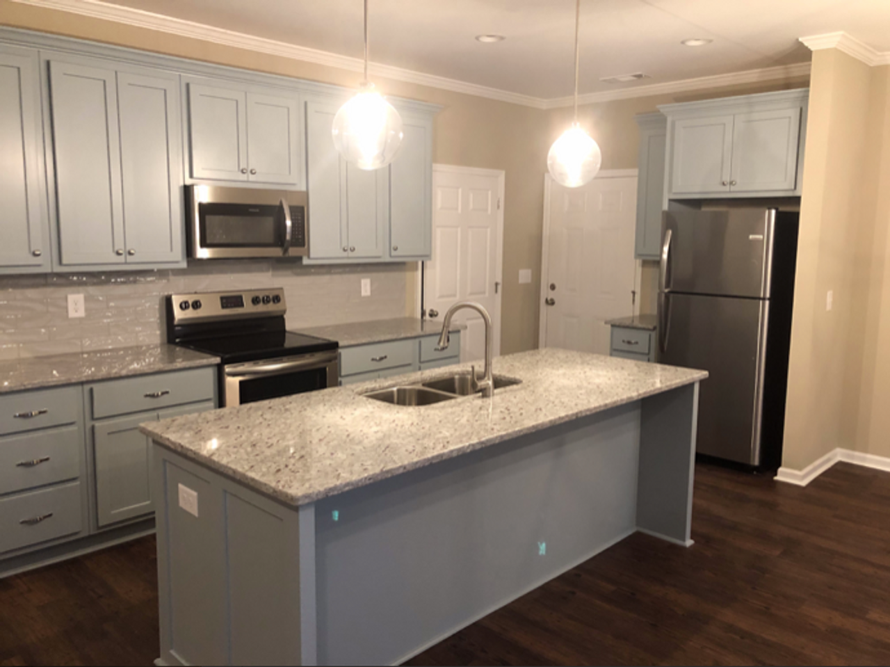 1405 Spring Dr - Photo 4 of 10
