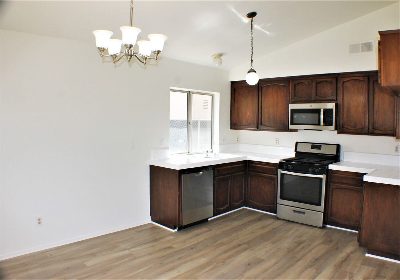 24328 Kurt Ct - Photo 5 of 23