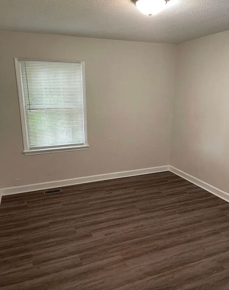 344 Chamberlin St - Photo 4 of 10