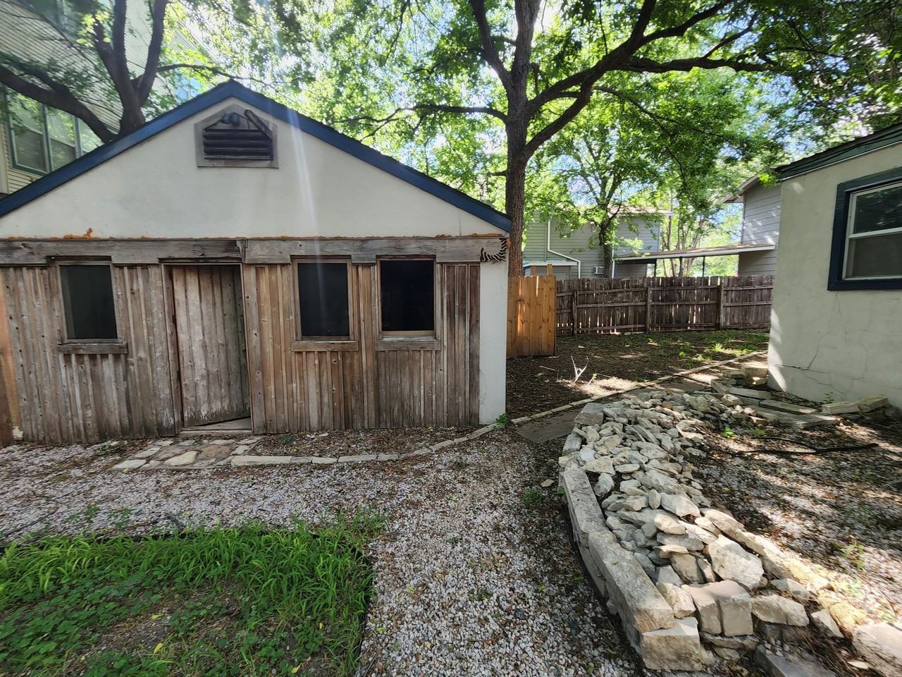 403 E 32nd St - Photo 3 of 34