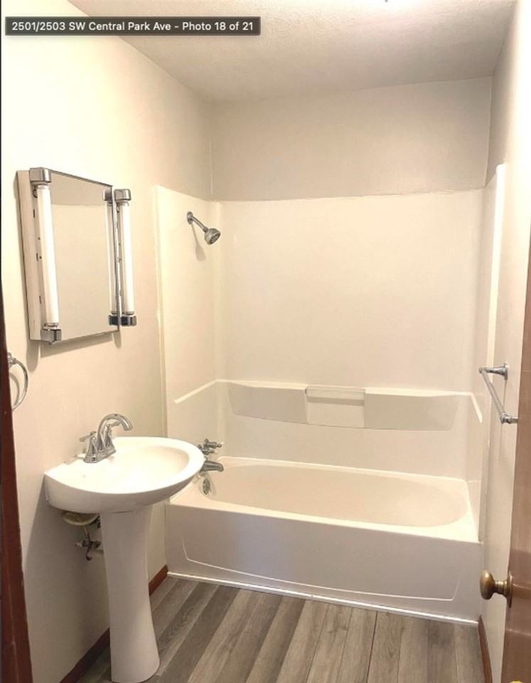 2503 Sw Central Park Ave - Photo 6 of 8