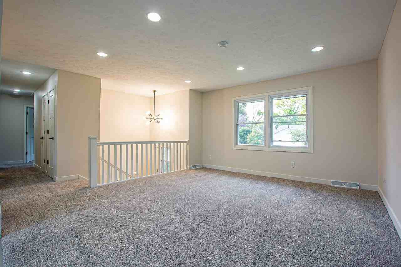 1735 N 105th St - Photo 4 of 36