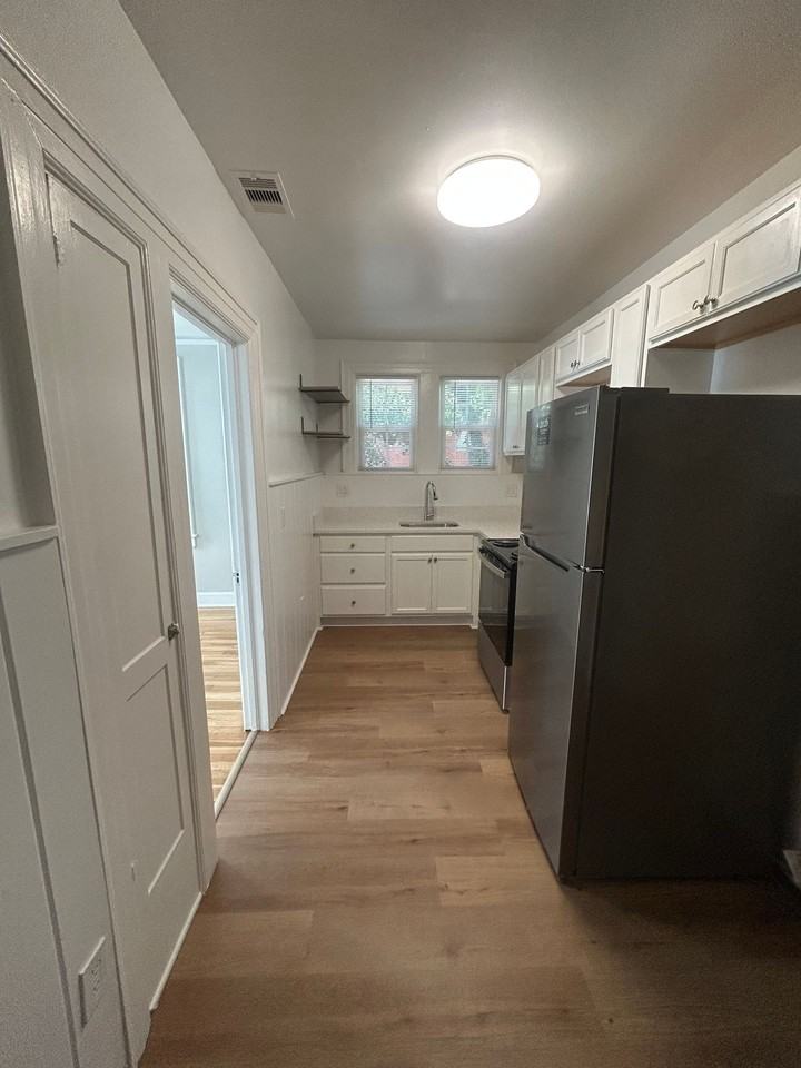703 East 41st Street - Photo 6 of 12