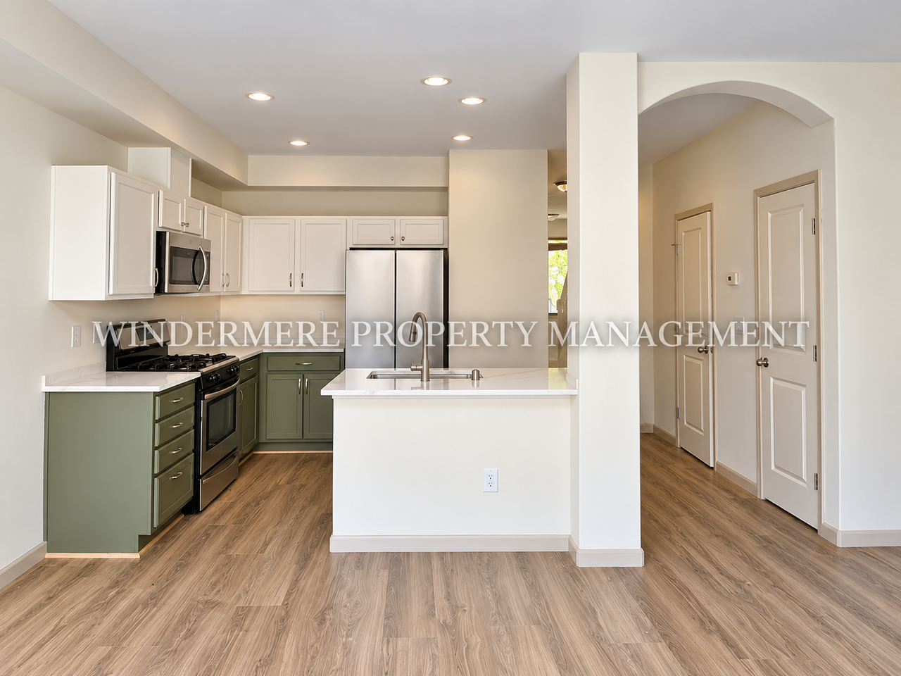 431 Ne Miramar Cir - Photo 2 of 20
