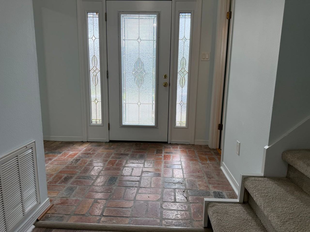 6028 Sussex Dr - Photo 3 of 18