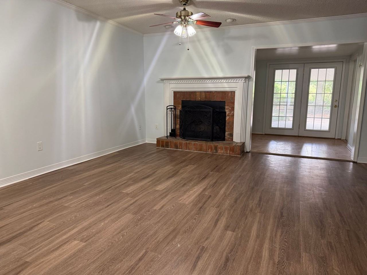 6028 Sussex Dr - Photo 4 of 18