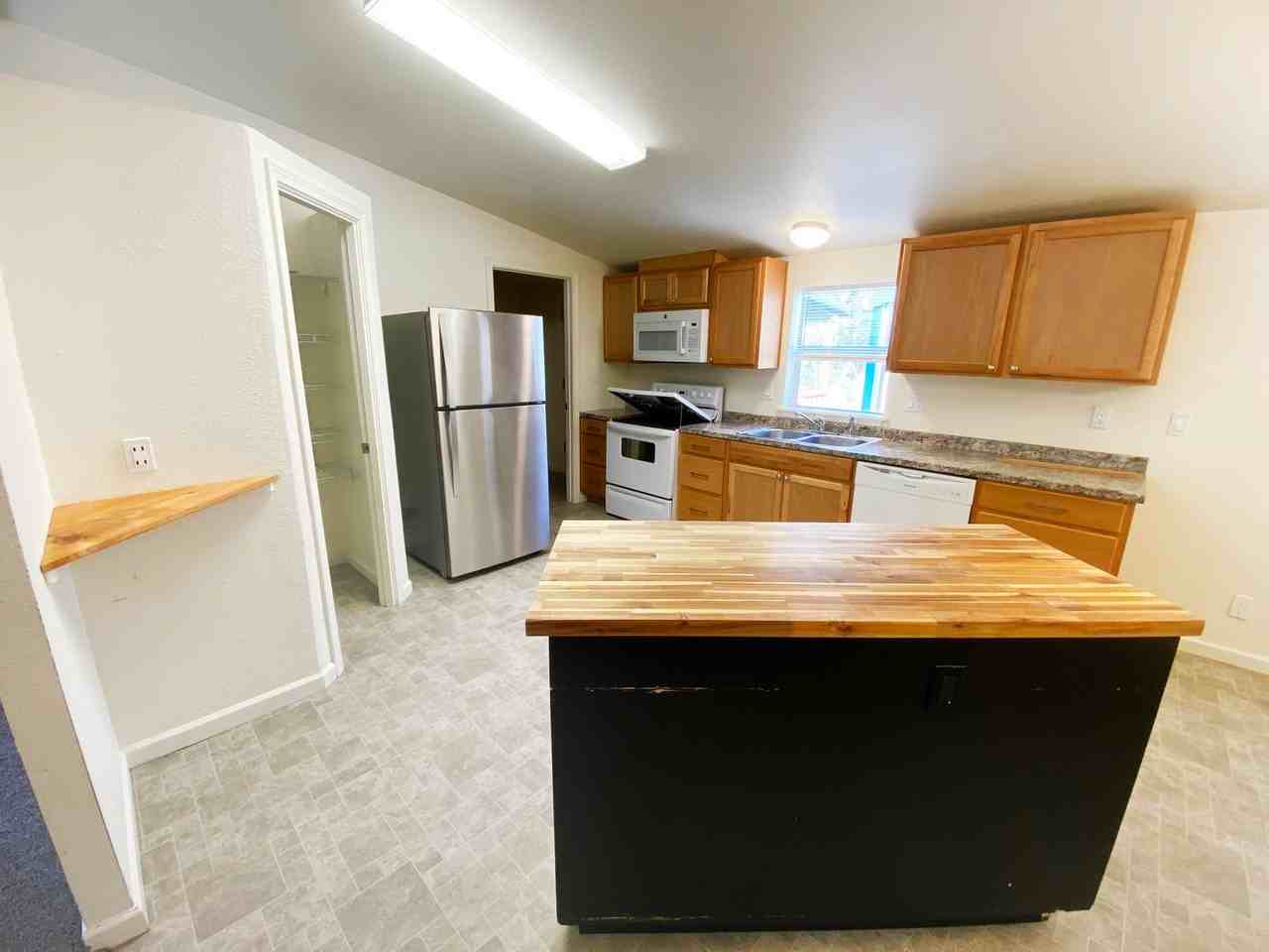 3693 Nw Broad St - Photo 2 of 17
