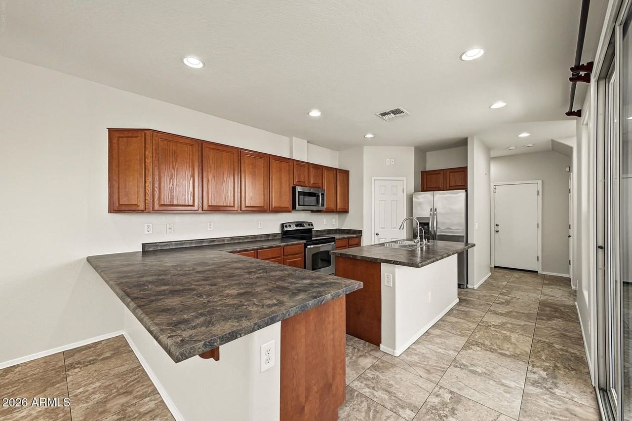 8952 W Nicolet Ave - Photo 6 of 24