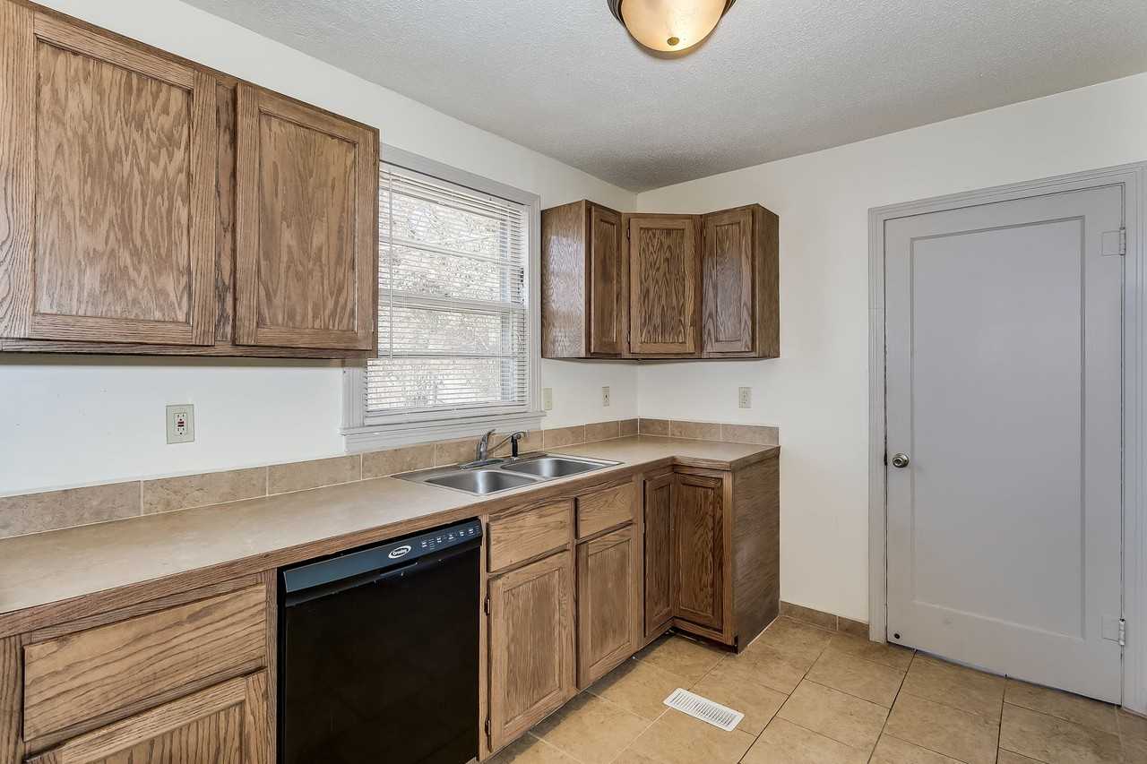 751 S Dellrose Ave - Photo 4 of 18