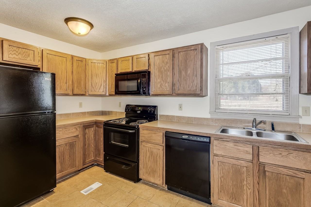 751 S Dellrose Ave - Photo 5 of 18