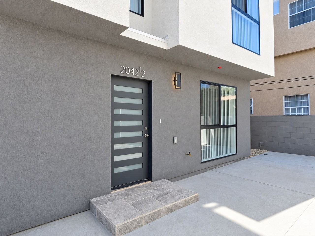 2042 S Burnside Ave - Photo 4 of 13