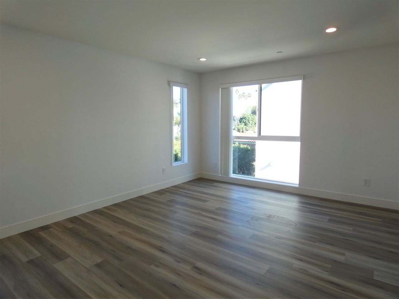 2042 S Burnside Ave - Photo 5 of 13