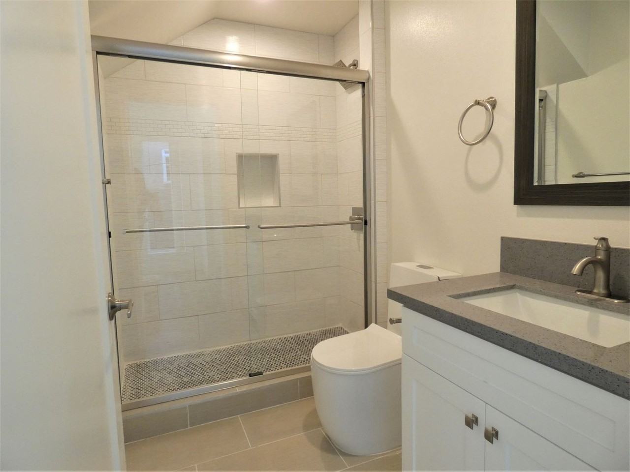 2042 S Burnside Ave - Photo 7 of 13