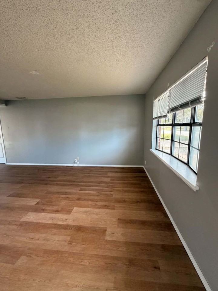 1101 S Saint Louis Ave - Photo 5 of 16
