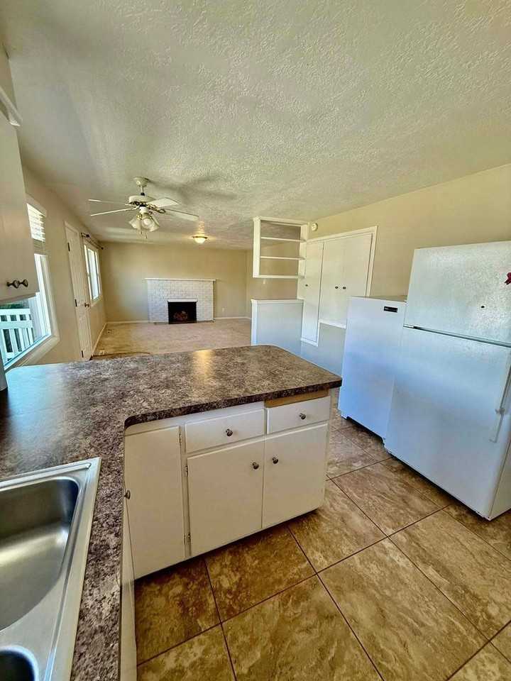 552 Roosevelt Ave - Photo 4 of 11