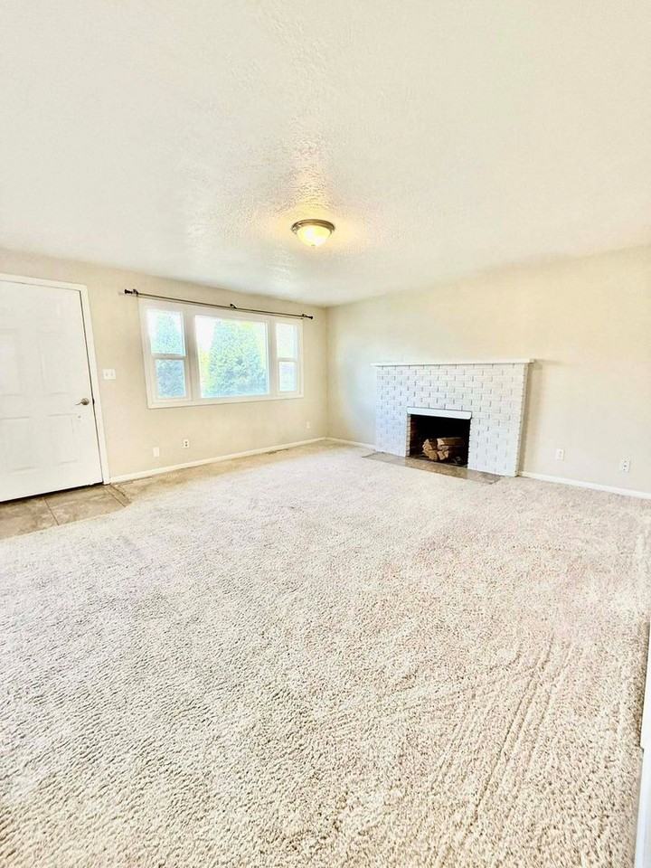 552 Roosevelt Ave - Photo 5 of 11